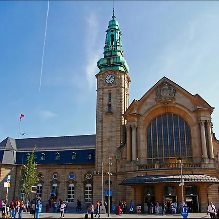 Elegant Spacious Room, Steps From Train Station Гостевой дом *