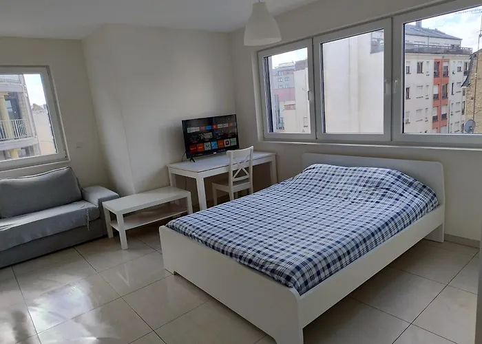 Elegant Spacious Room, Steps From Train Station Penzion