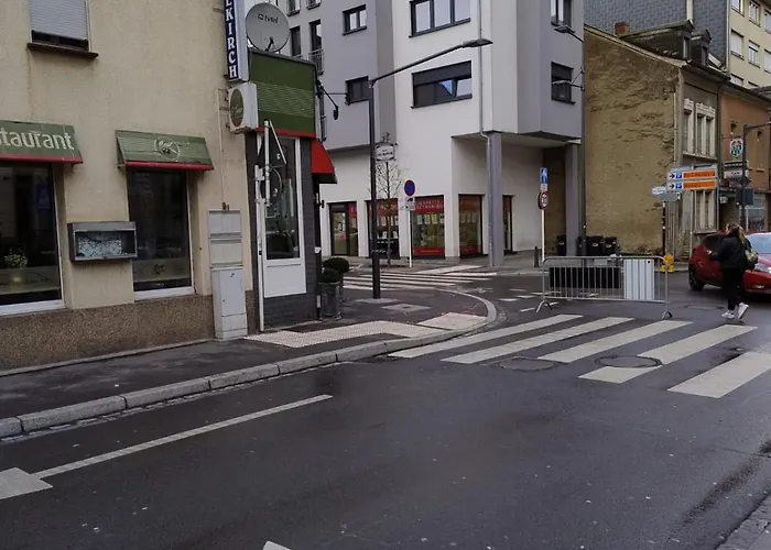 Elegant Spacious Room, Steps From Train Station *