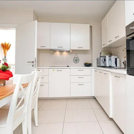 Elegant Spacious Room, Steps From Luxembourg Train Station *