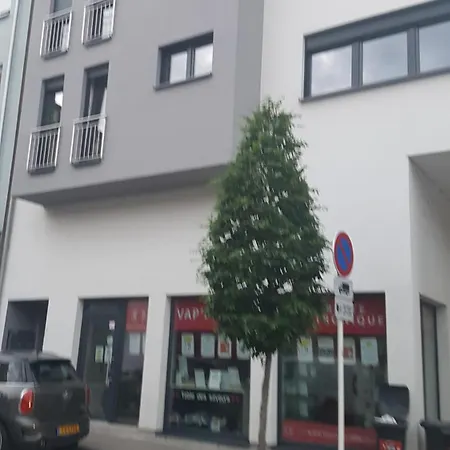 Guest house Elegant Spacious Room, Steps From Luxembourg Train Station *