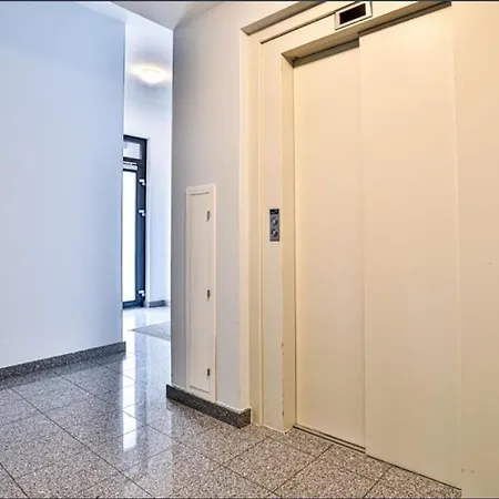 Elegant Spacious Room, Steps From Luxembourg Train Station