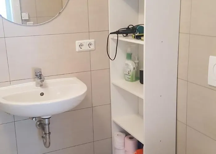 Elegant Spacious Room, Steps From Train Station Pensionat *