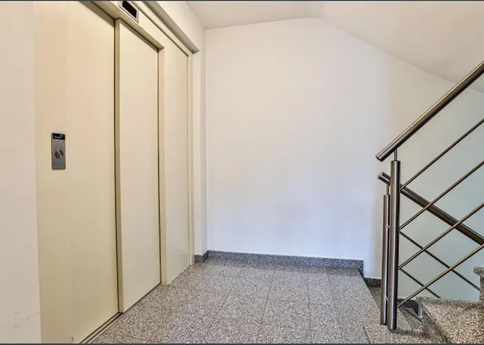 Elegant Spacious Room, Steps From Train Station *