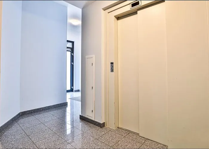 Elegant Spacious Room, Steps From Train Station