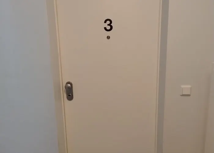 Elegant Spacious Room, Steps From Train Station *